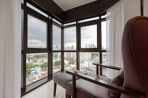 Presidential Suite - King | Living area | TV - Pinnacle Lumpinee Park Hotel (Bangkok)