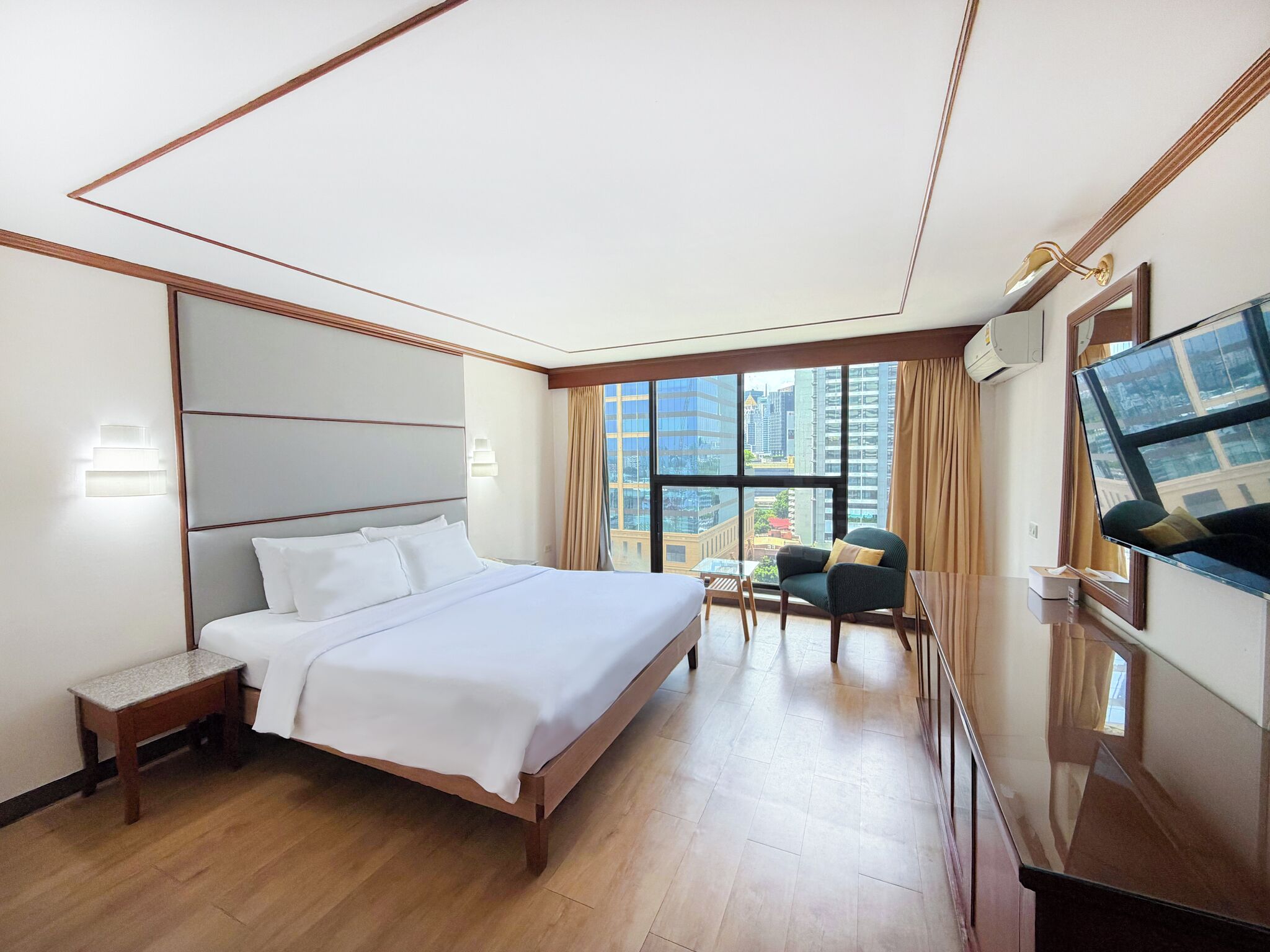 Superior Room - King | Minibar, in-room safe, desk, free WiFi