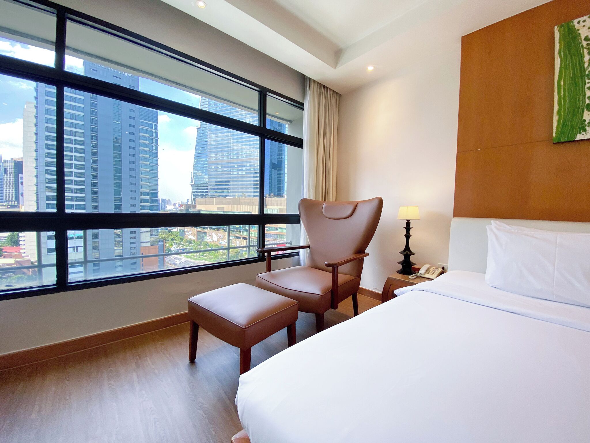 Pinnacle Room- King | Minibar, in-room safe, desk, free WiFi