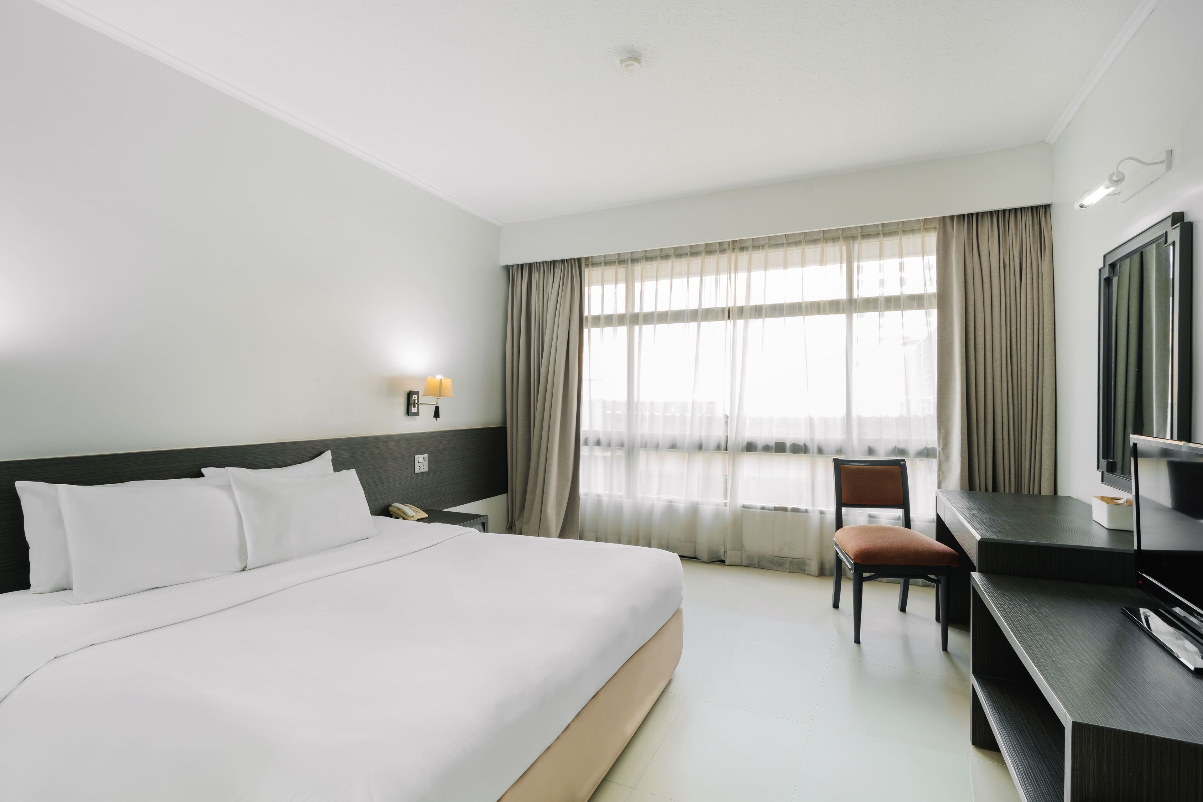 Deluxe Room - King | Minibar, in-room safe, desk, free WiFi