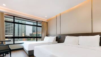 Habitació amb dos llits individuals familiar | Minibar, caixa forta a l'habitació, escriptori i wifi gratuïta