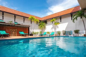 Outdoor pool - Pinnacle Lumpini Park Hotel (Bangkok)