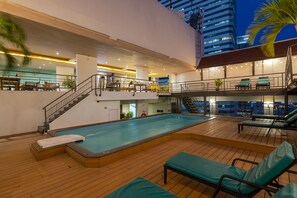 Outdoor pool - Pinnacle Lumpinee Park Hotel (Bangkok)
