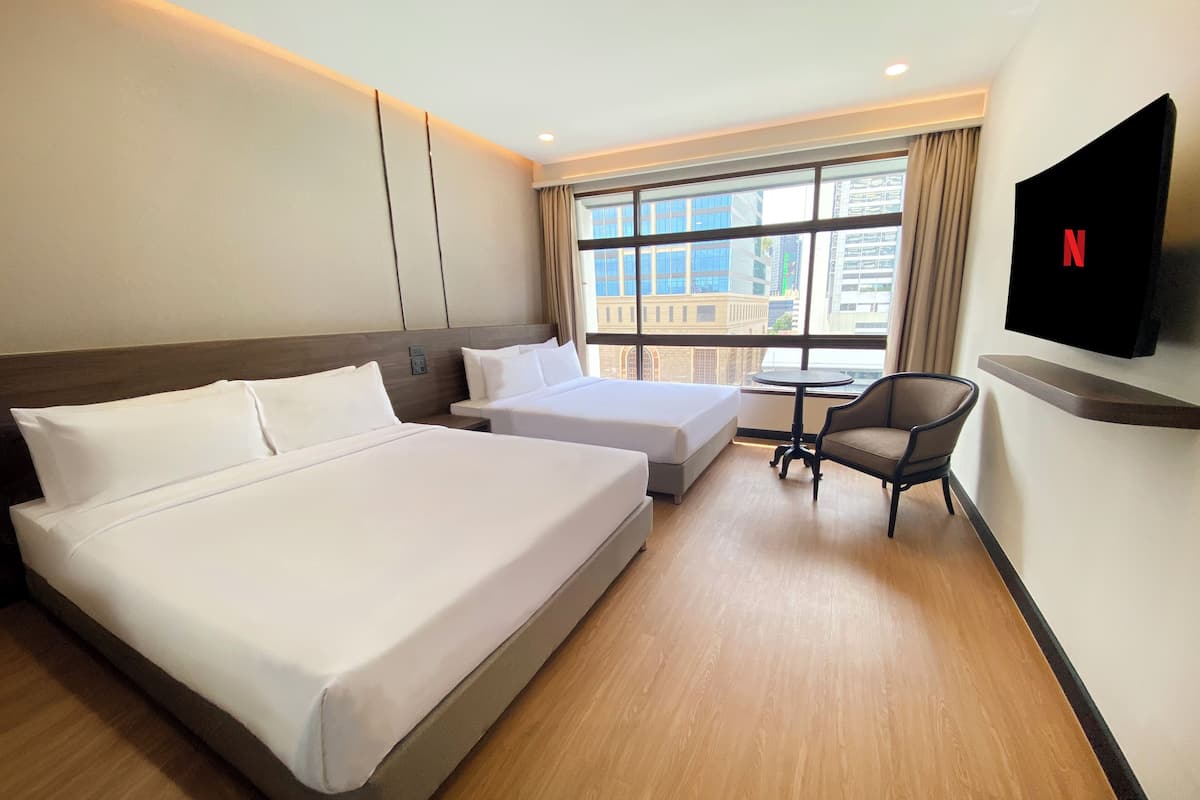 Family Room with Two Queen | 1 quarto, frigobar, cofres nos quartos, escrivaninha