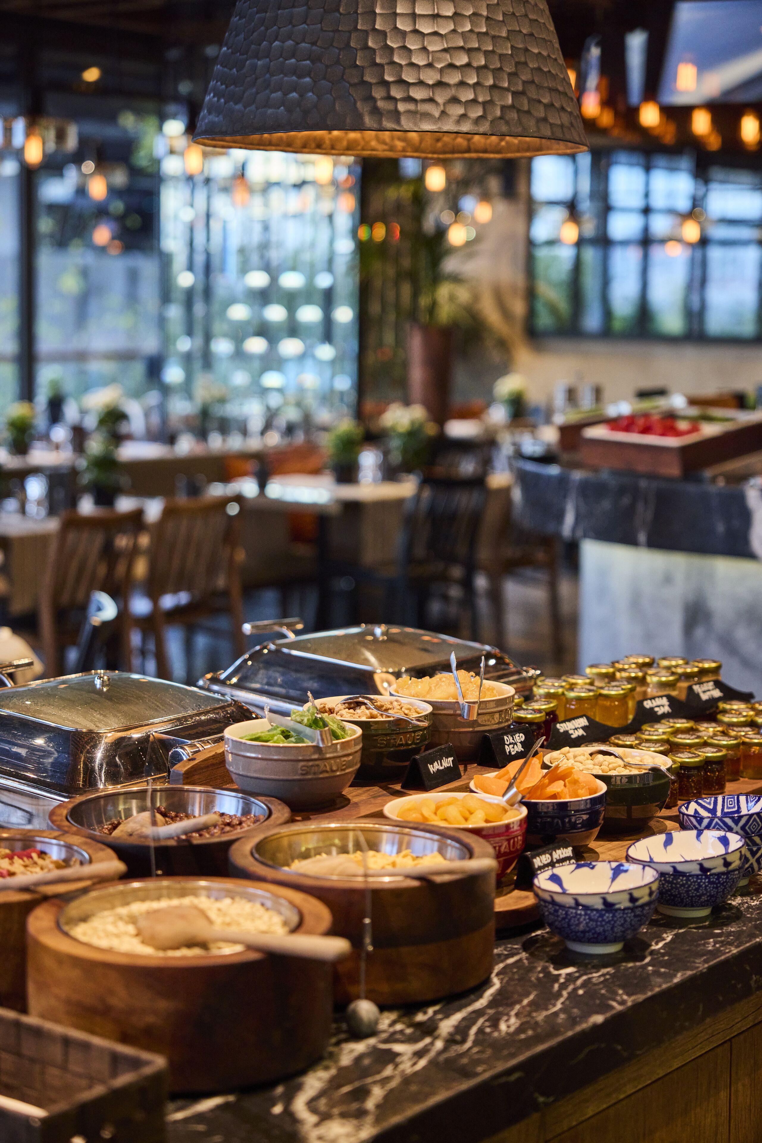 Petit déjeuner buffet (28 EUR par personne)