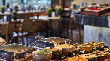 بوفيه فطور يوميًا بتكلفة قدرها (28 EUR للشخص)