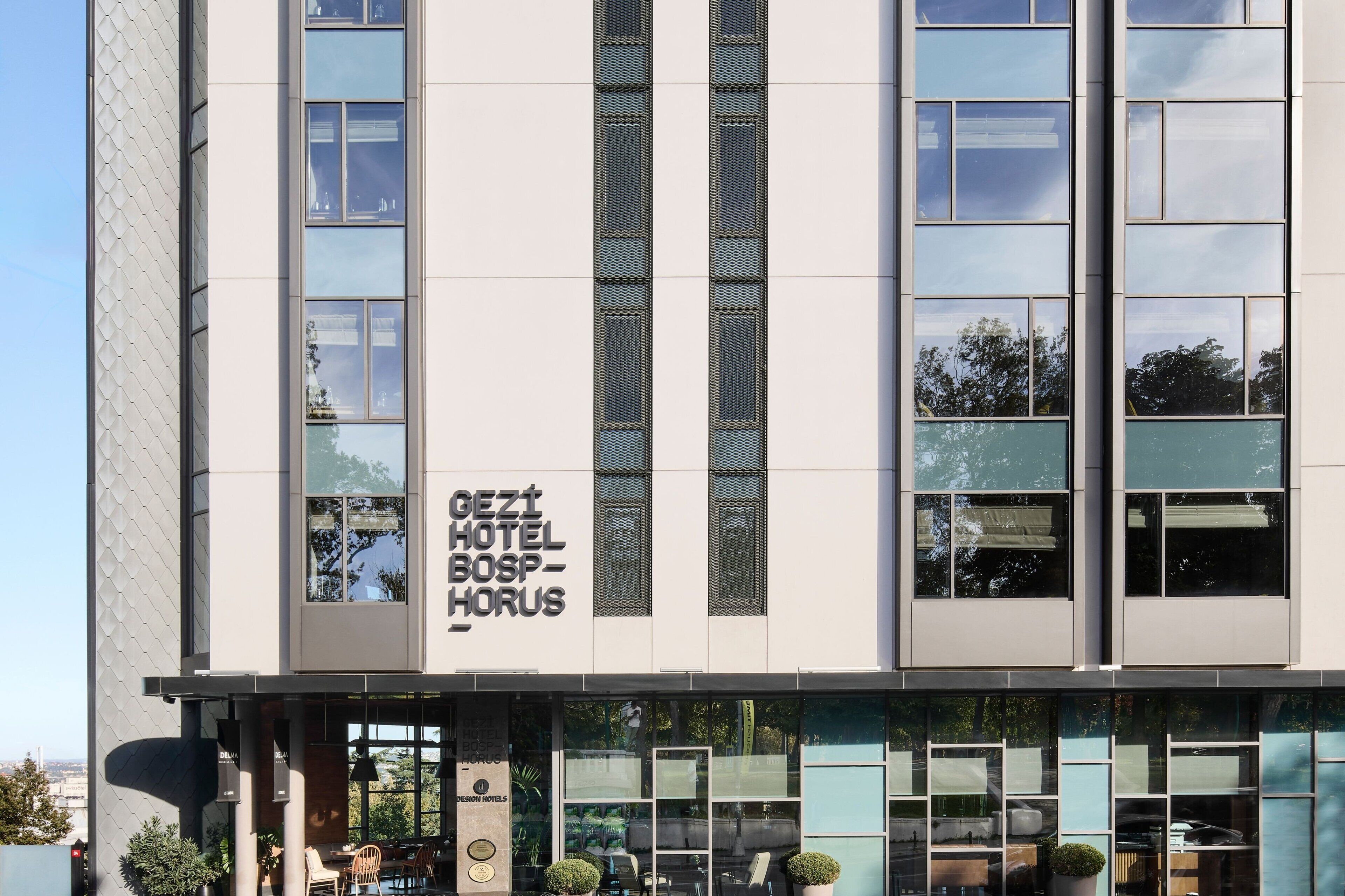Un moderno edificio de hotel con grandes ventanales y un letrero que dice "GEOZ HOTEL BOSP-HORUS".