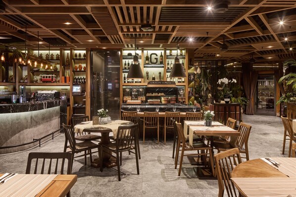 供應早餐、午餐和晚餐,地中海料理,海景