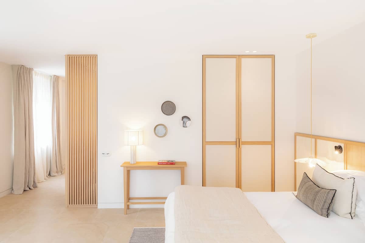 1 bedroom, premium bedding, free minibar, in-room safe
