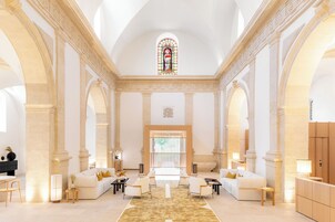 ฝ่ายต้อนรับ