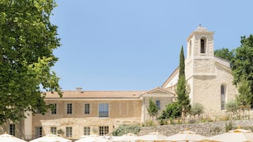 Kolam renang terbuka bermusim, payung kolam, kerusi lepak pantai
