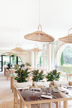 2 restaurants, breakfast, lunch, dinner served; Regional cuisine - Le Couvent des Minimes, Un Hôtel & Spa L'Occitane en Provence (Mane)