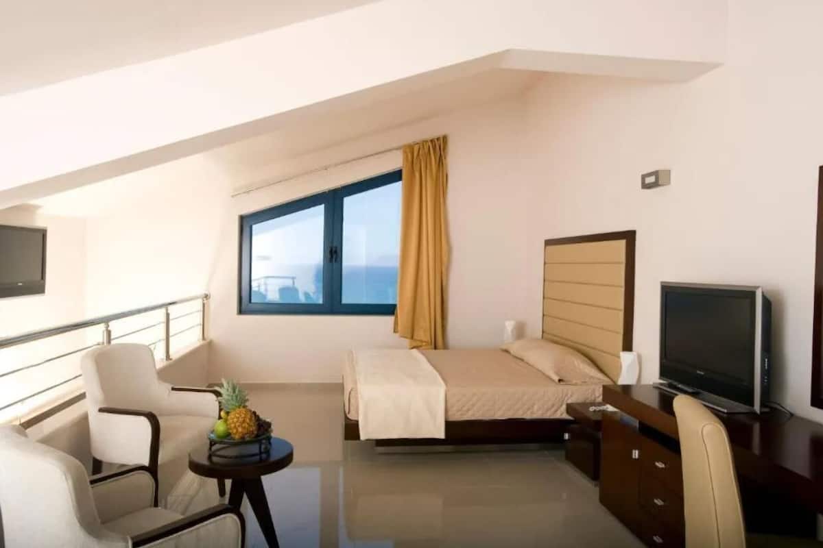 Premium bedding, in-room safe, free cots/infant beds, free WiFi