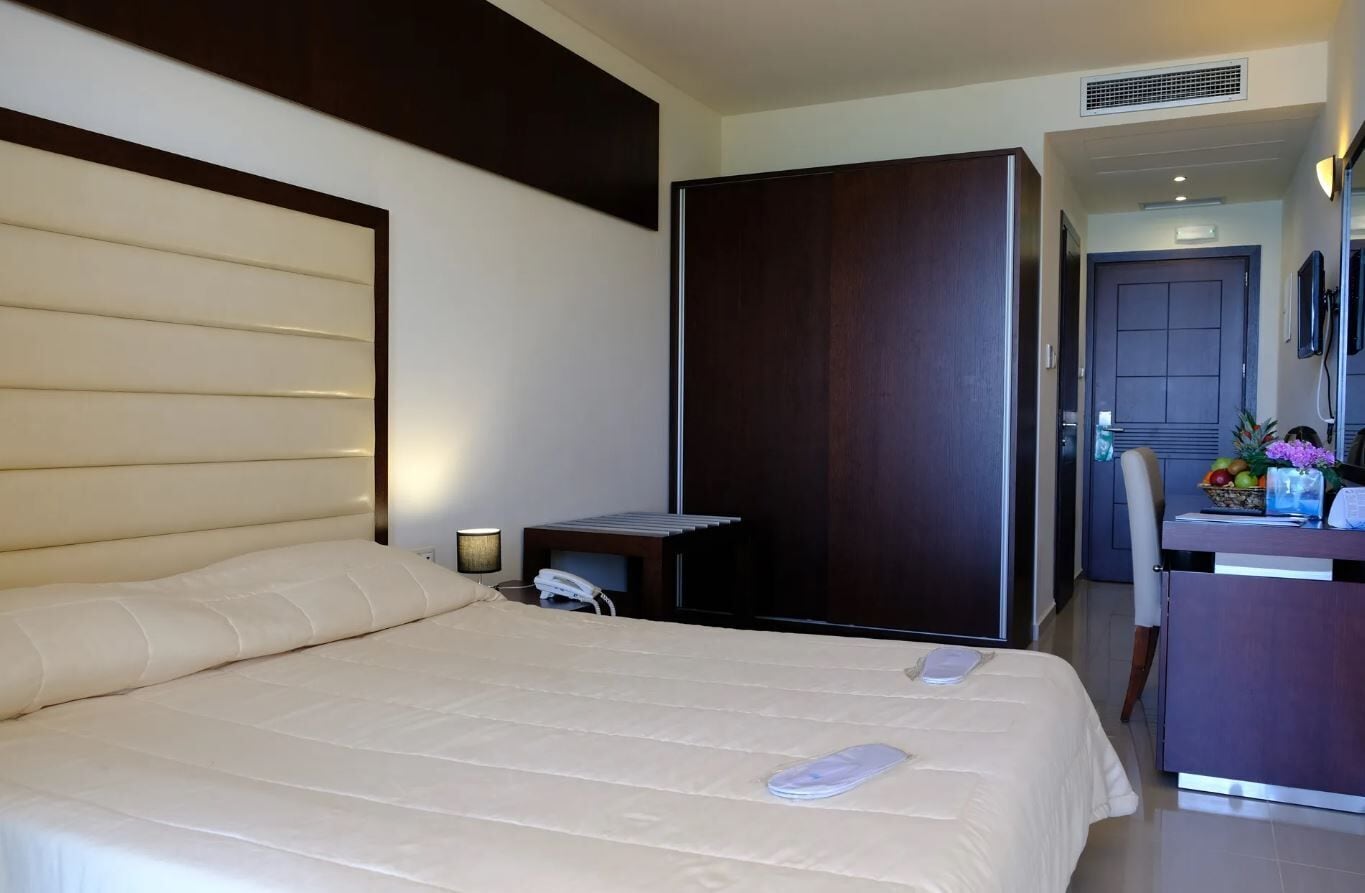 Premium bedding, in-room safe, cribs (free), WiFi (free)