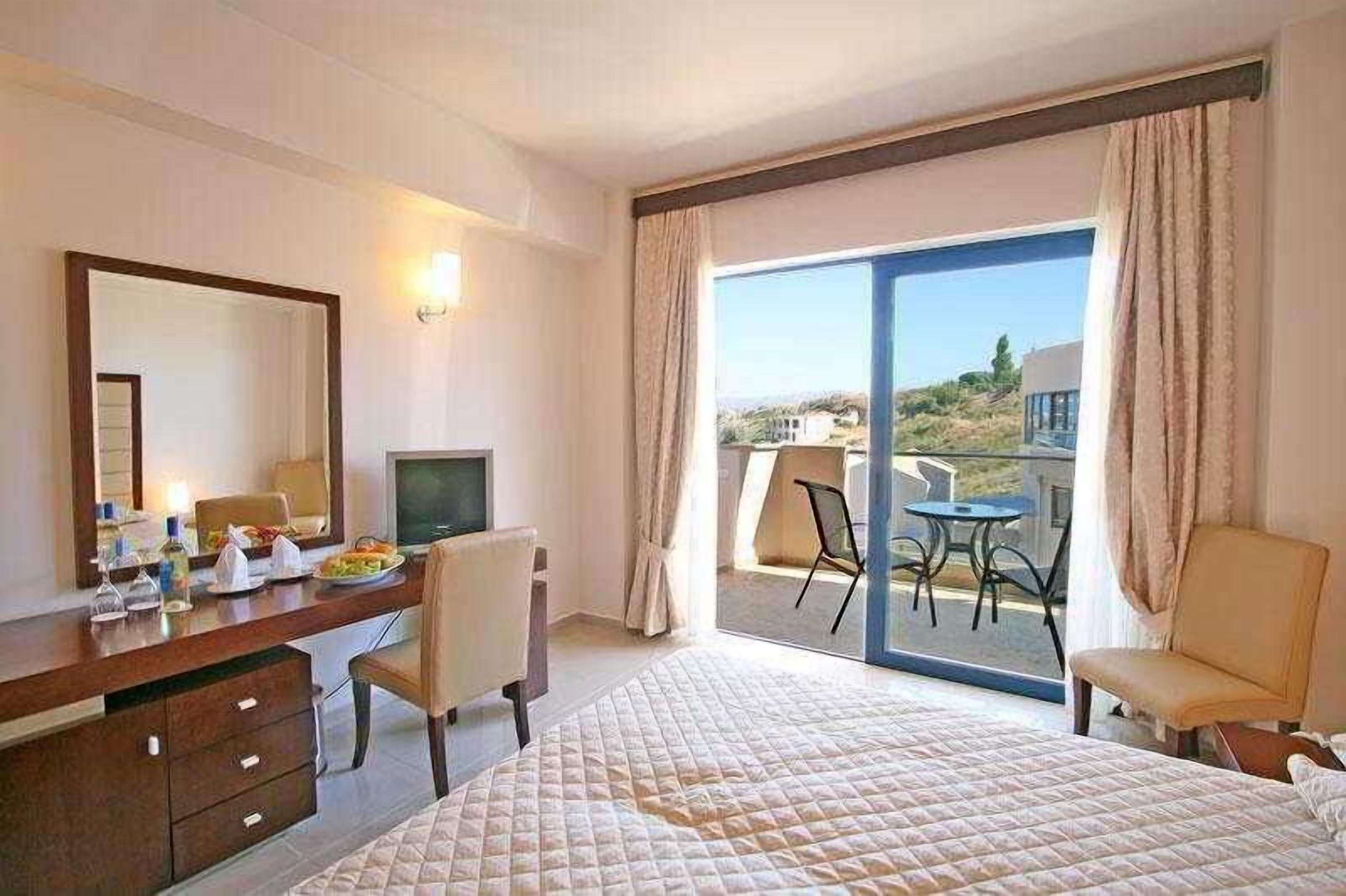 Premium bedding, in-room safe, cribs (free), WiFi (free)