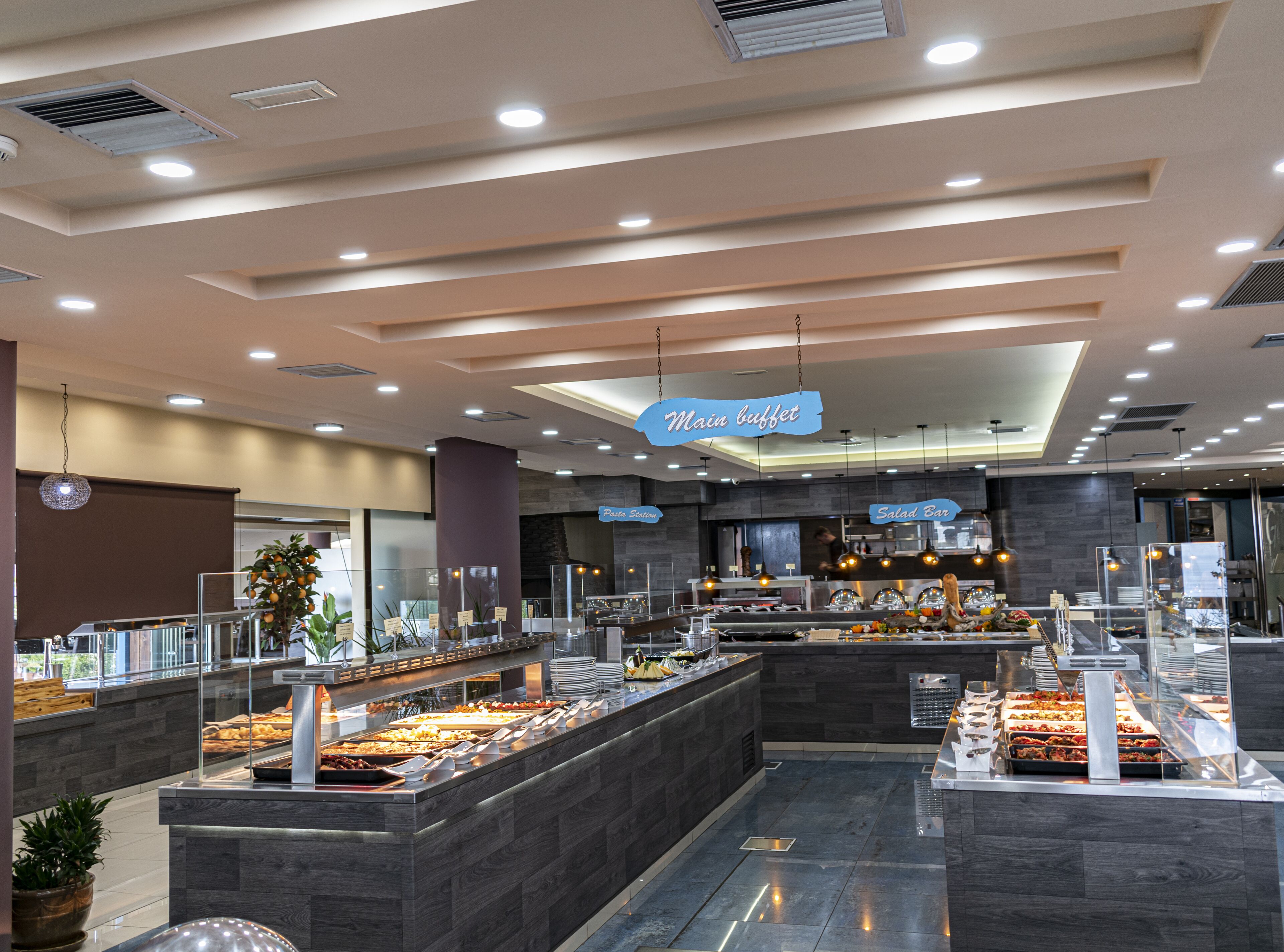 3 restaurantes, se sirven desayunos, comidas, cenas y cocina italiana