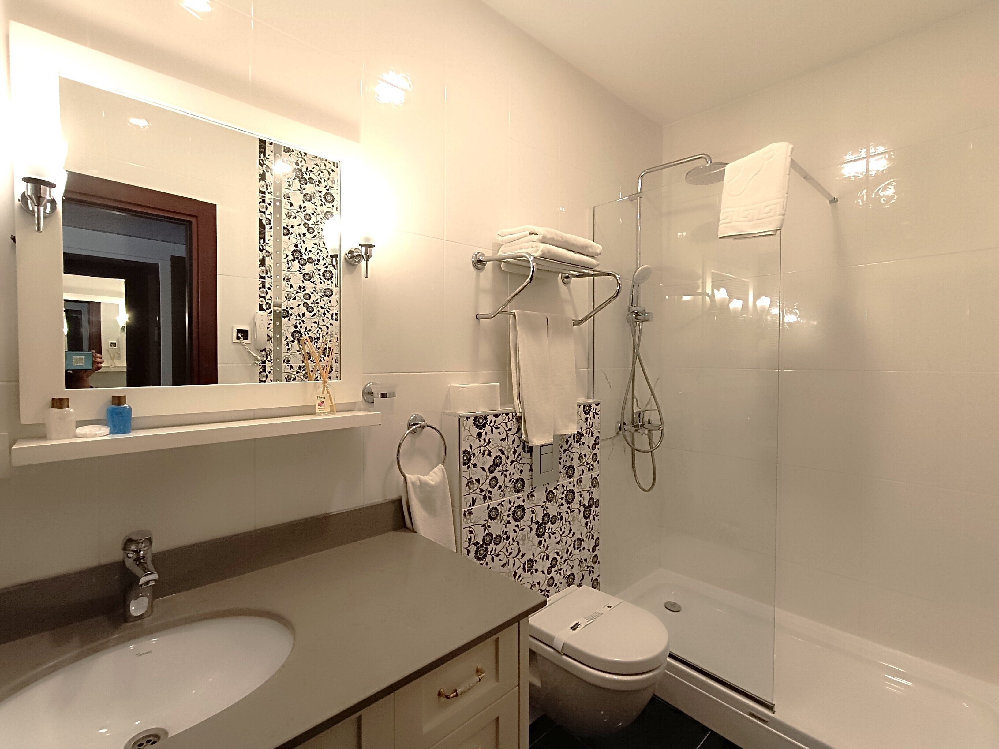 shower, rainfall showerhead, free toiletries, hair dryer