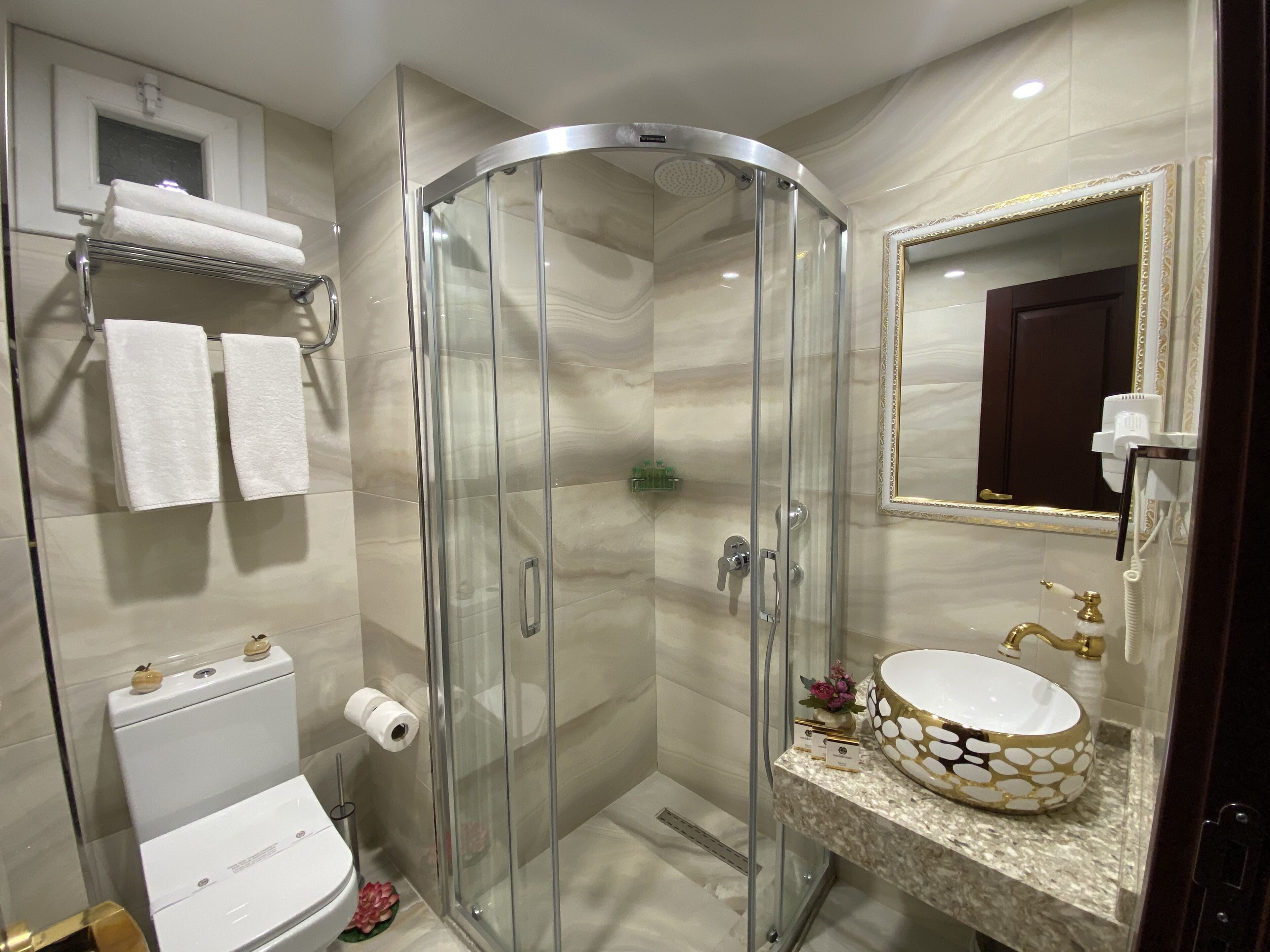 shower, rainfall showerhead, free toiletries, hair dryer