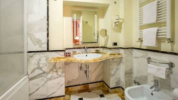 Doccia, soffione a pioggia, asciugacapelli, bidet