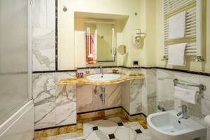 Douche, douche à « effet pluie », sèche-cheveux, bidet