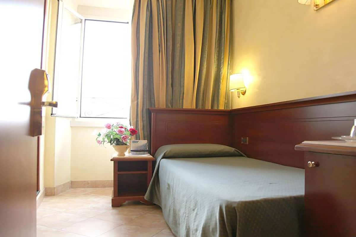 Basic Single Room | Minibar, in-room safe, desk, soundproofing