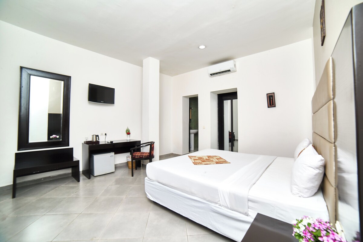 Minibar, brankas, meja kerja, dan Wi-Fi gratis