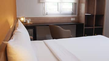 Standard Room | Minibar, in-room safe, individually furnished, desk