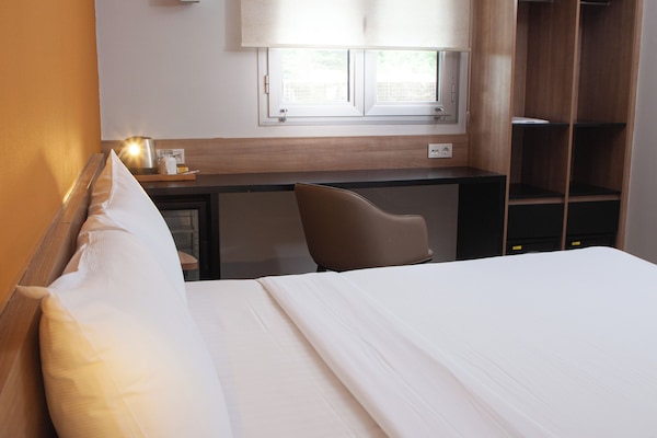 Kamar Standar | Minibar, brankas, dan dilengkapi dengan perabotan berbeda-beda