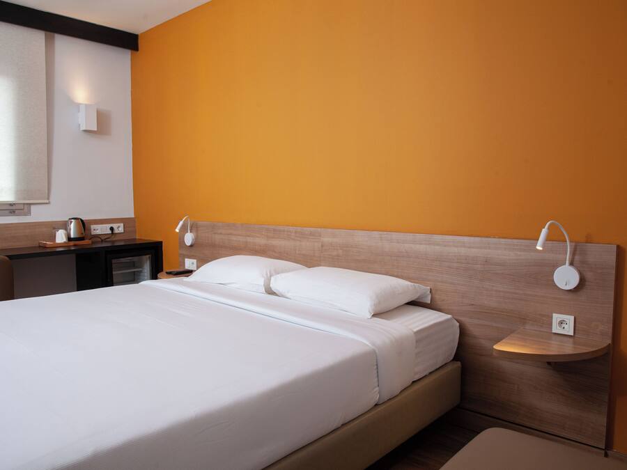 Standard Room | Minibar, in-room safe, individually furnished, desk