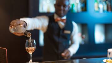 2 bars/lounges, een poolbar