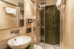 Dusche, Regendusche, kostenlose Toilettenartikel, Haartrockner