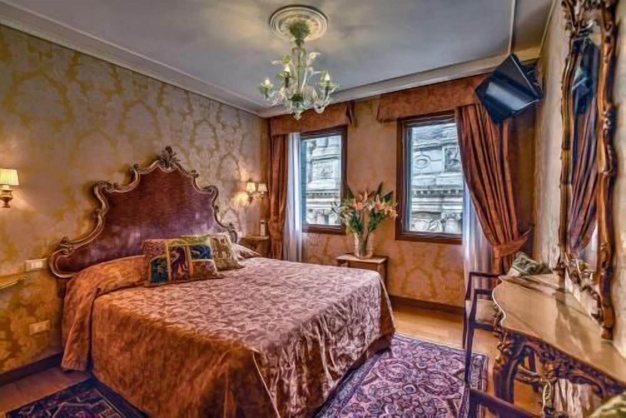 Minibar, coffres-forts dans les chambres, bureau, rideaux occultants
