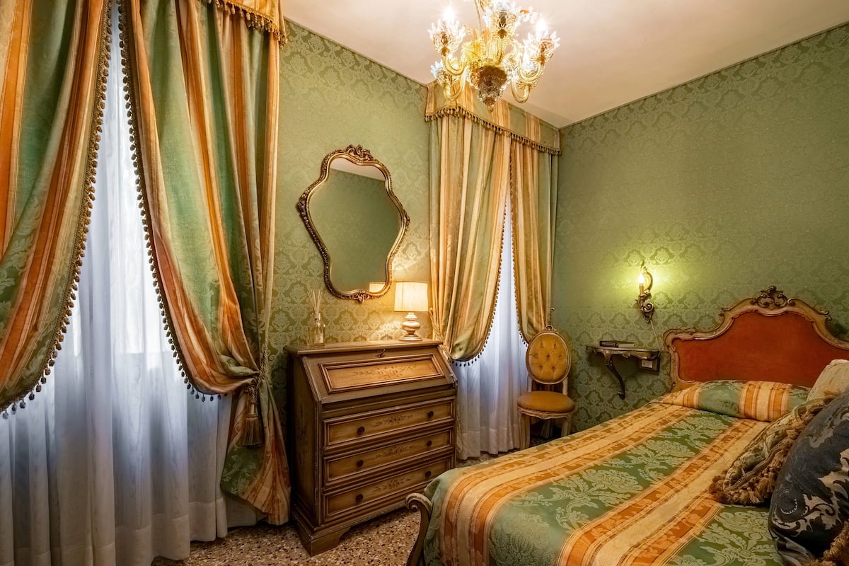 Single Room | Minibar, in-room safe, desk, blackout curtains