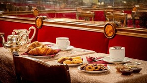 Un desayuno con croissants, bollería, café y té.