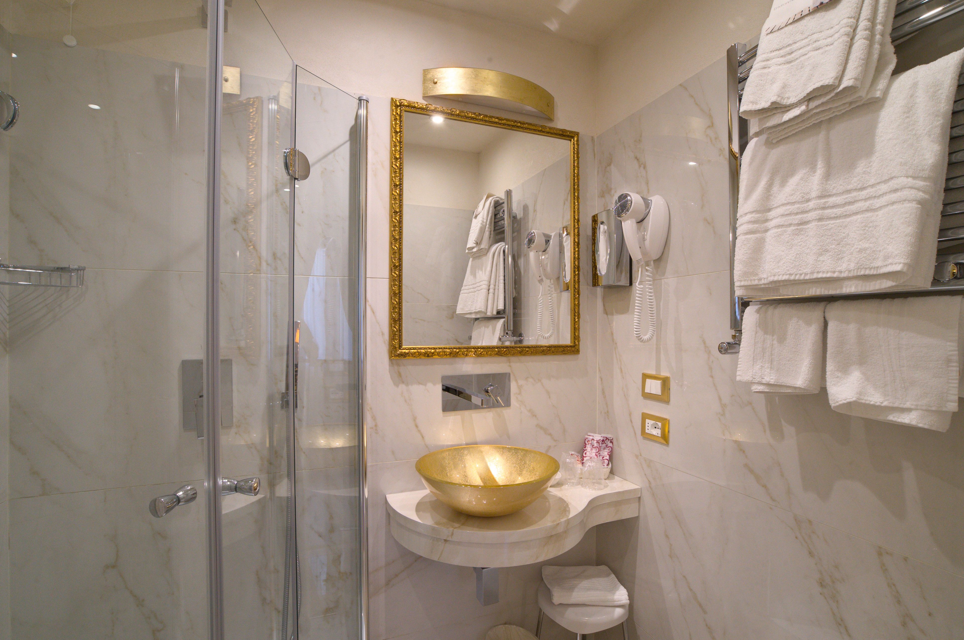 classic double room | bathroom | shower, rainfall showerhead, free toiletries, hair dryer