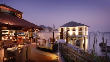 3 bars/lounges, swim-up bar, poolside bar