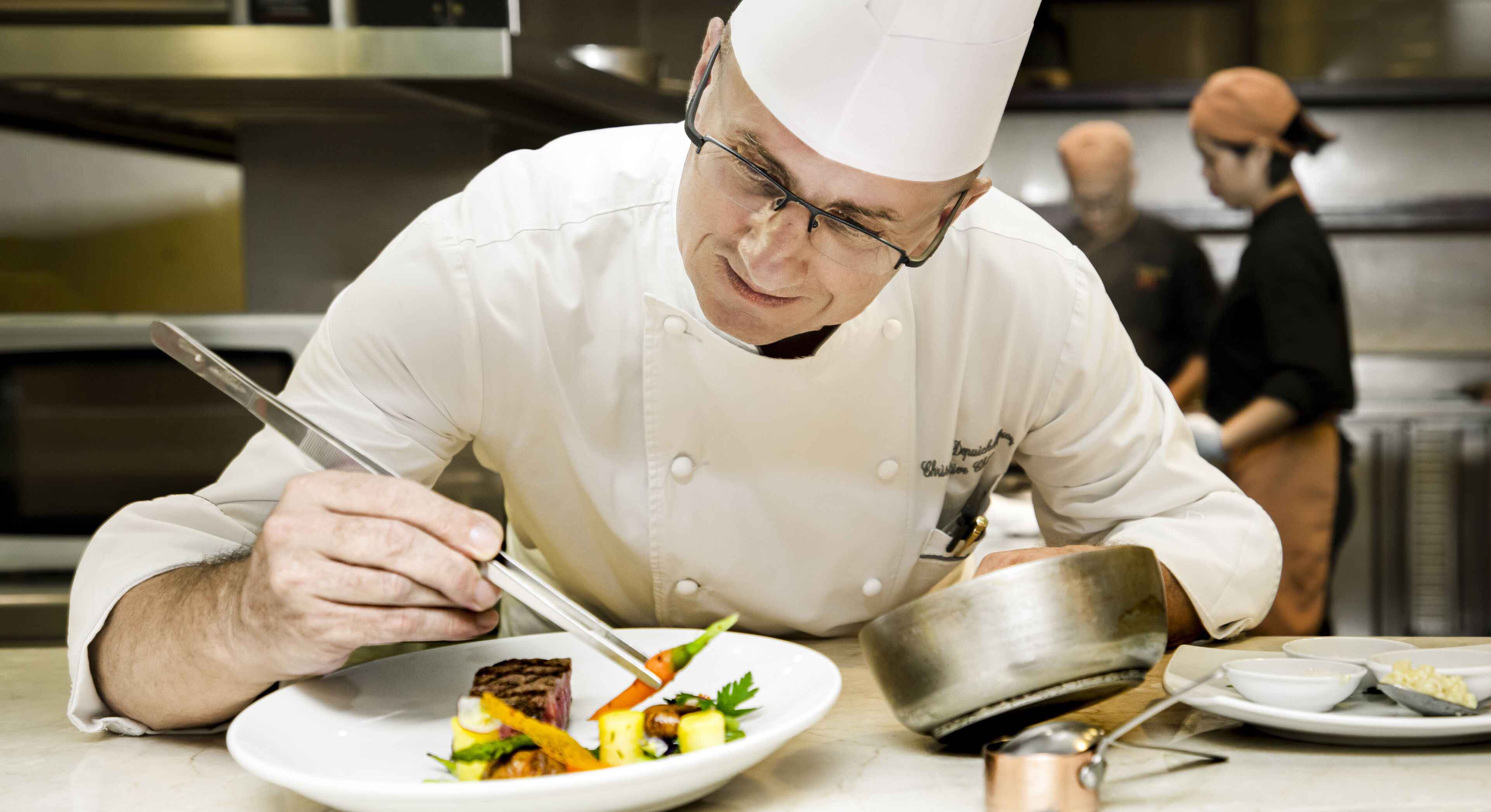 3 restaurants servant le petit déjeuner, le déjeuner et le dîner