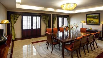 Suite Présidentielle, plusieurs lits, vue lac | Matelas Select Comfort, minibar, coffres-forts dans les chambres, bureau