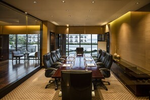 Select Comfort beds, minibar, in-room safe, desk - InterContinental Hanoi Westlake by IHG (Hanoi)