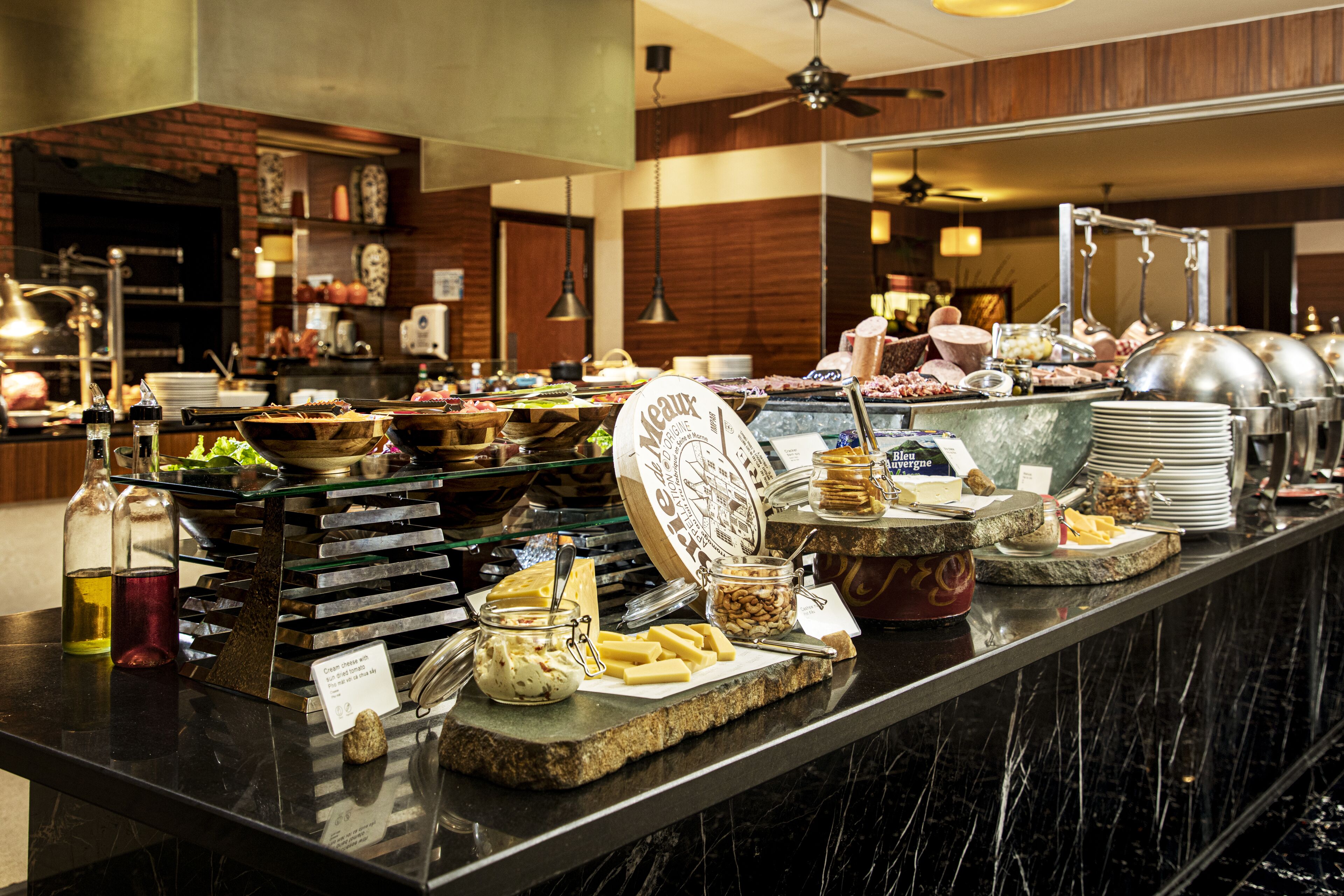 3 restaurants, breakfast, lunch, dinner served; international cuisine