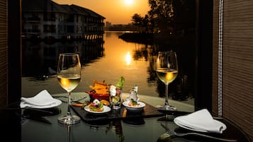 3 restaurants, breakfast, lunch, dinner served; international cuisine