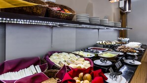 A buffet with various food items and utensils. - Sleep Inn Manaus (Manaus)