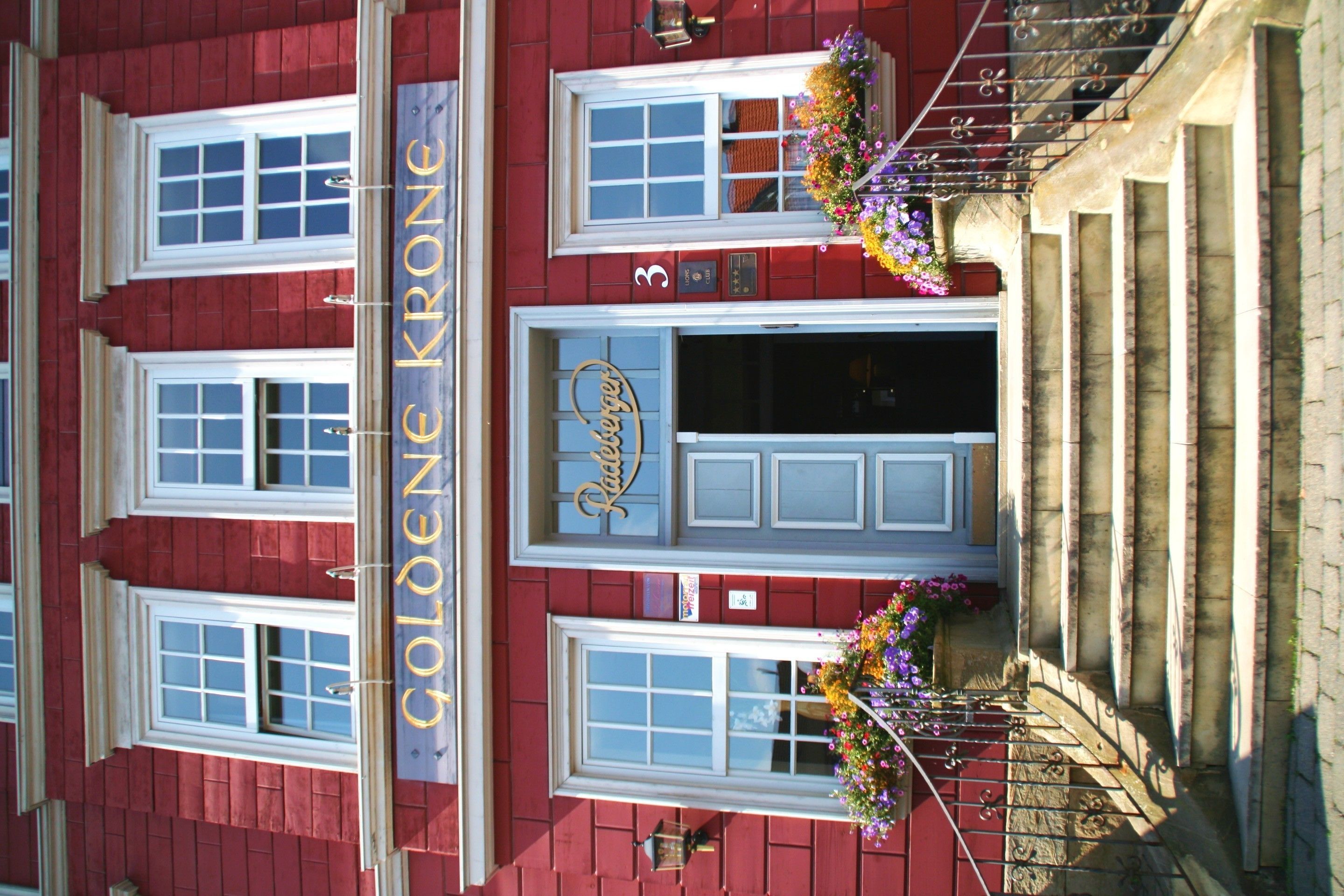 Een rood gebouw met een bord waarop 