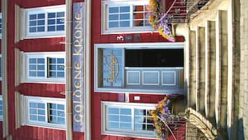 Een rood gebouw met een bord waarop