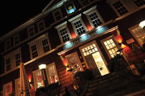 A building with a sign reading "Goldene Krokus" at night.