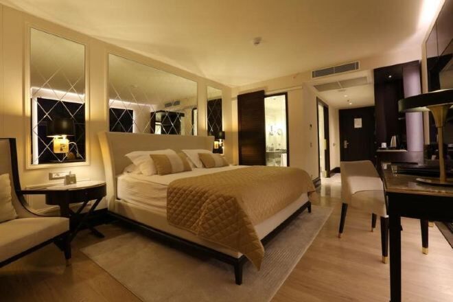 Roupas de cama premium, frigobar, cofres nos quartos
