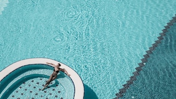 屋内プール、屋外プール、プール パラソル、サンラウンジャー