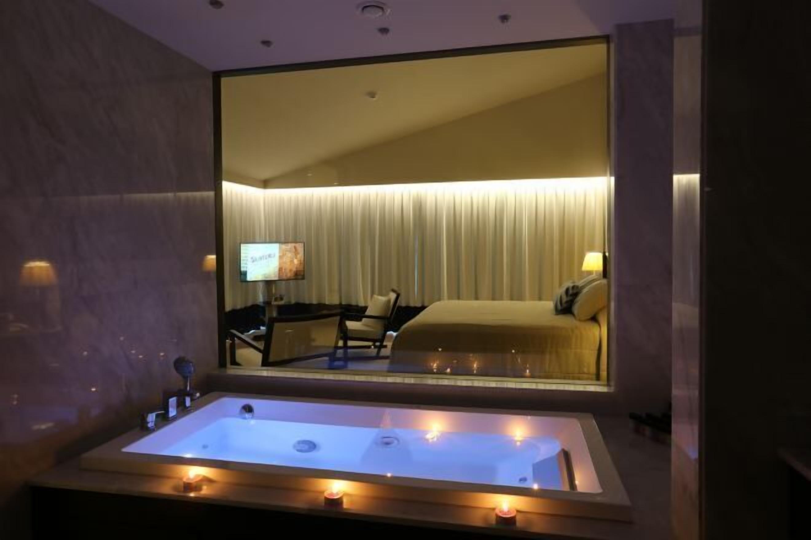 Ropa de cama de alta calidad, minibar, caja fuerte