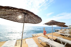 Spiaggia privata, cabine da spiaggia gratuite, lettini da mare