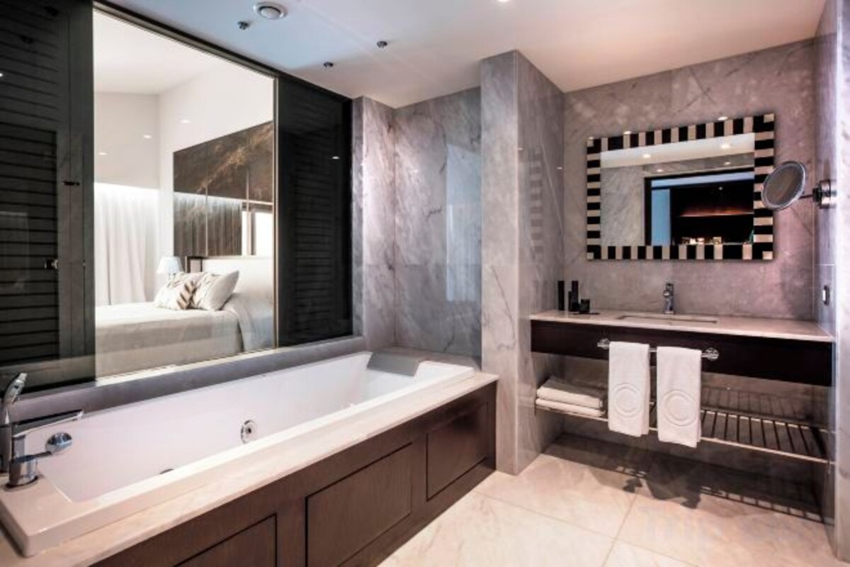 Honeymoon Suite